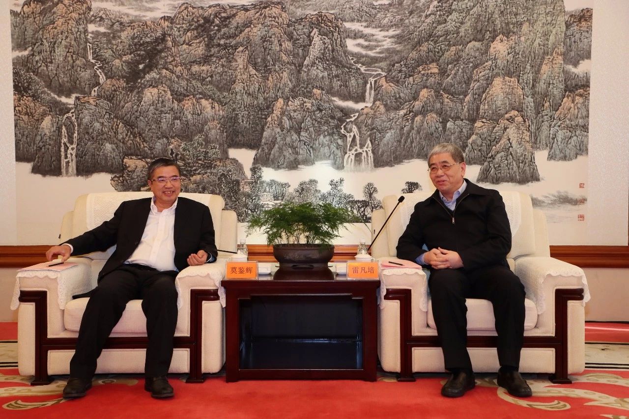 雷凡培會見中國船級社黨委副書記、總裁莫鑒輝一行