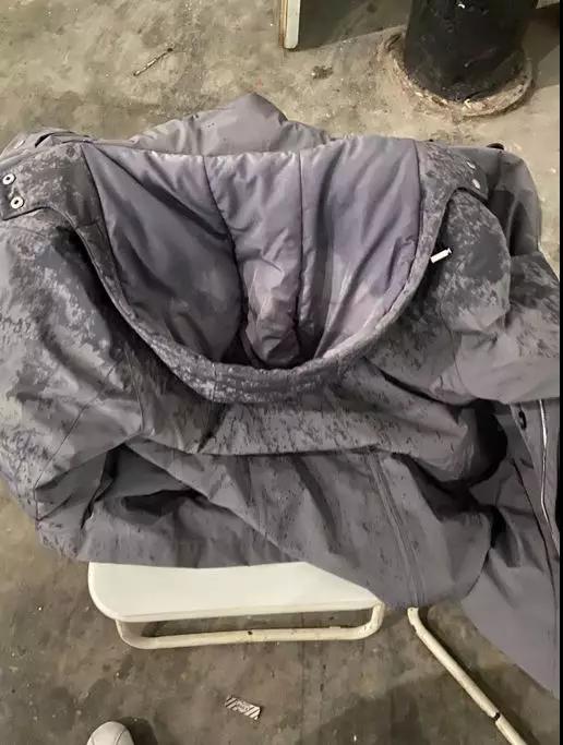 外衣被雨雪打濕，心里卻滿是干勁